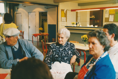 863255 Afbeelding van enkele bezoekers met links Dirk Schippers en in het midden Marie Mersman-van der Zouw en rechts ...